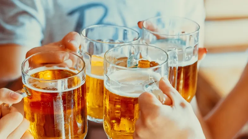 Sử dụng bia kết hợp cùng hải sản là nguyên nhân hàng đầu gây tăng Axit Uric