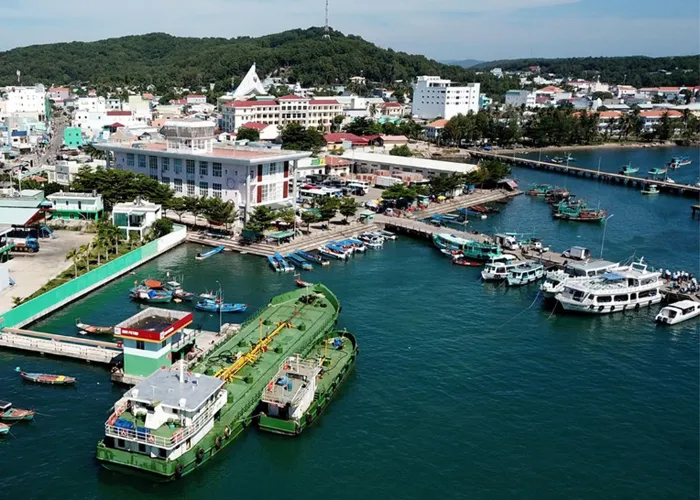 Cảng biển sầm uất phía Nam đảo