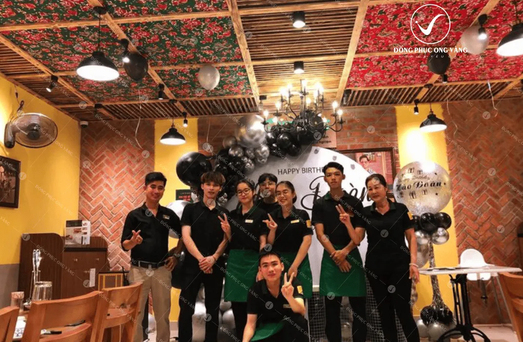 Mẫu áo đồng phục quán ăn Bò Tơ Quán Mộc nổi tiếng.