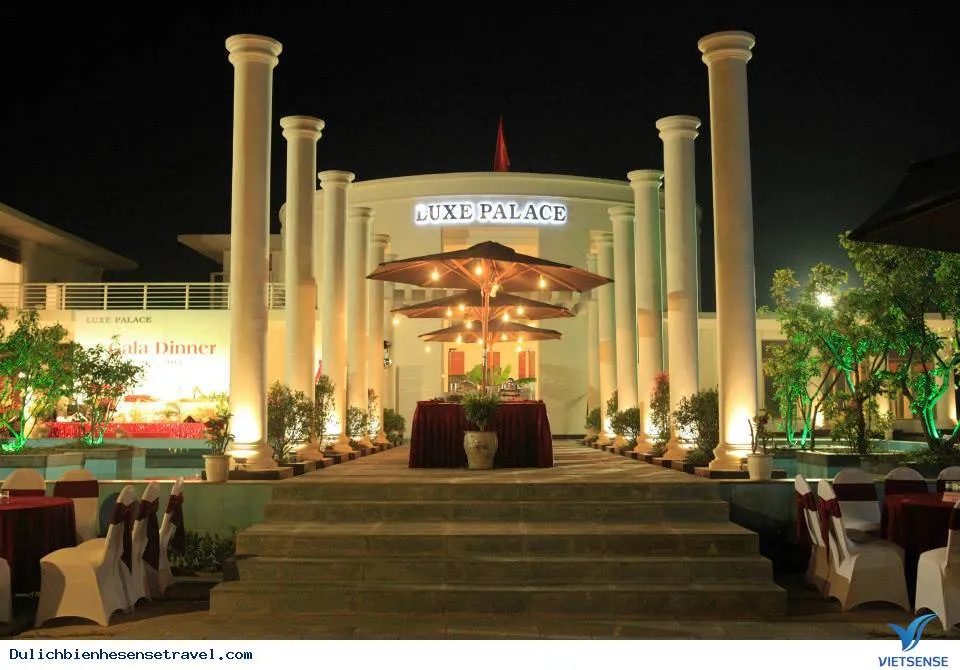 Không gian rộng rãi của nhà hàng Luxe Palace với hệ thống bàn ghế hiện đại, phù hợp tổ chức tiệc lớn