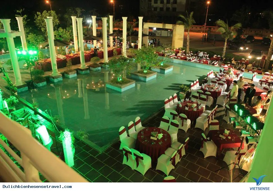 Khu vực sân khấu và hệ thống âm thanh ánh sáng chuyên nghiệp, sẵn sàng phục vụ sự kiện lớn