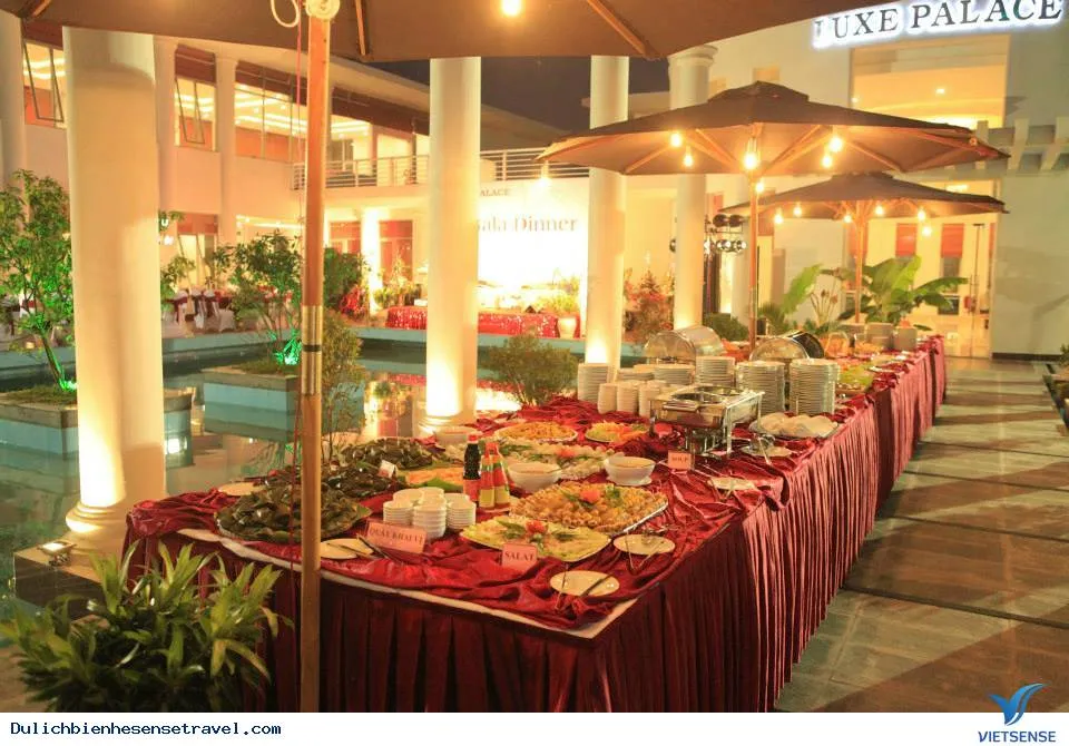 Bàn tiệc được bày biện đầy đủ món ăn theo set menu, thể hiện sự chu đáo trong cách trình bày