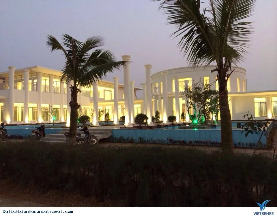 Góc nhìn tổng thể không gian nhà hàng với hệ thống ánh sáng và bàn ghế được sắp xếp ngăn nắp