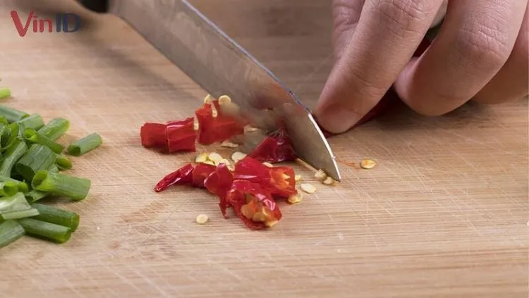 Sơ chế ớt tươi băm nhỏ