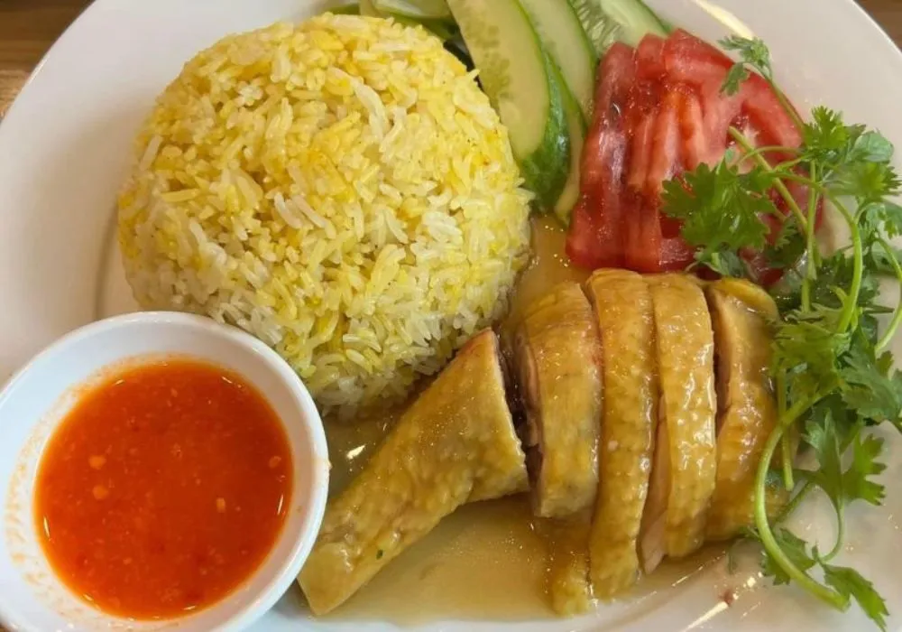 Món đặc trưng Cơm gà Hải Nam với thịt gà mềm nước bạn nhất định phải thử