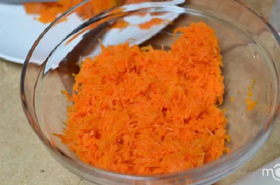 Cà rốt băm nhỏ giúp tăng thêm độ giòn nhẹ và vị ngọt thanh cho nhân thịt