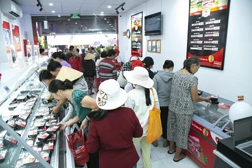 Người tiêu dùng lựa chọn thịt heo sạch MEATDeli đạt tiêu chuẩn an toàn thực phẩm 2026.
