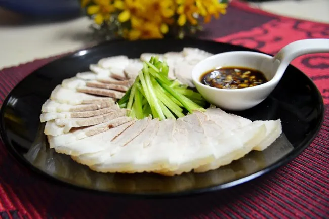 Kỹ thuật luộc sơ giúp loại bỏ mùi hôi và tạp chất trong thịt heo hiệu quả