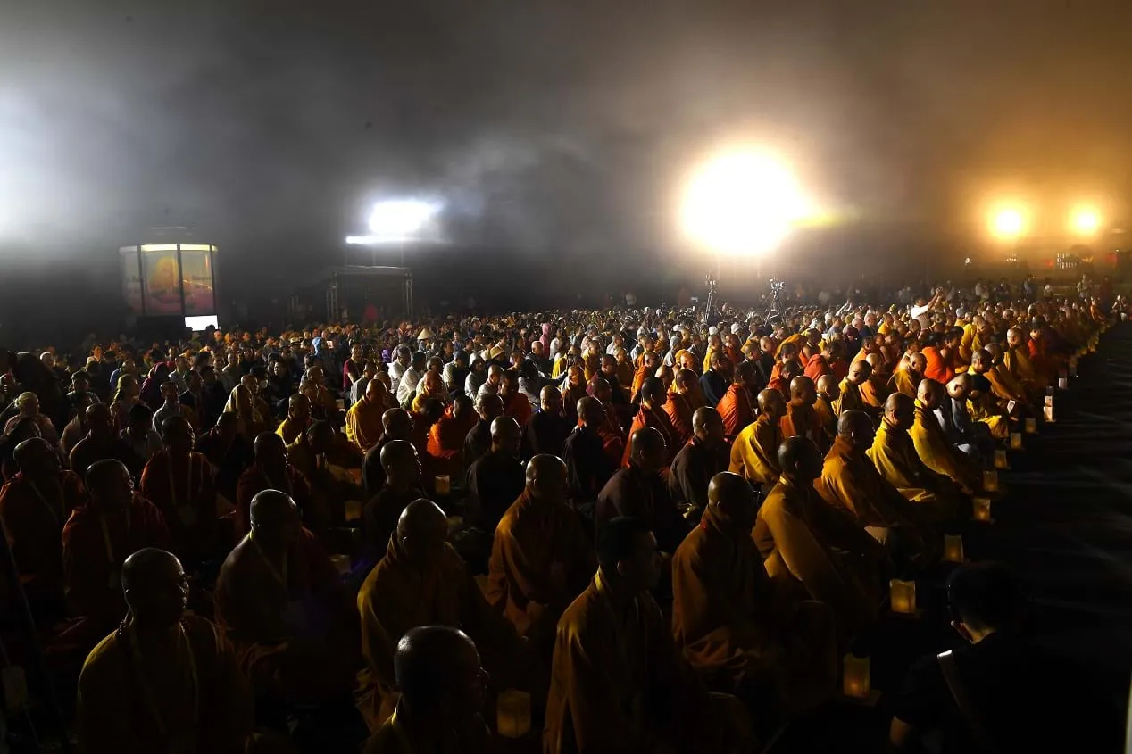 Hàng nghìn chư tăng ni, tín đồ Phật tử, khách thập phương cùng thắp nến cầu nguyện hòa bình thế giới