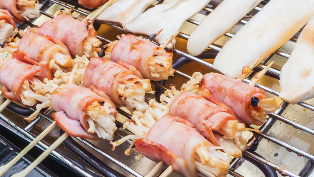 Ba chỉ cuộn nấm kim châm nướng nóng hổi