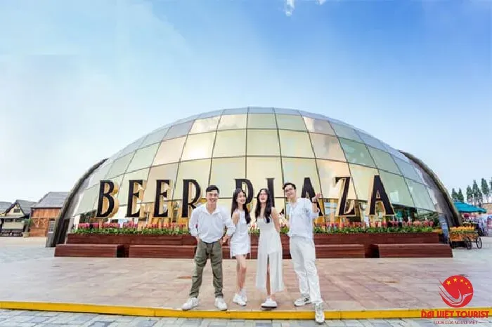 Kiến trúc độc đáo của Beer Plaza thu hút ánh nhìn của mọi du khách khi đi ngang qua