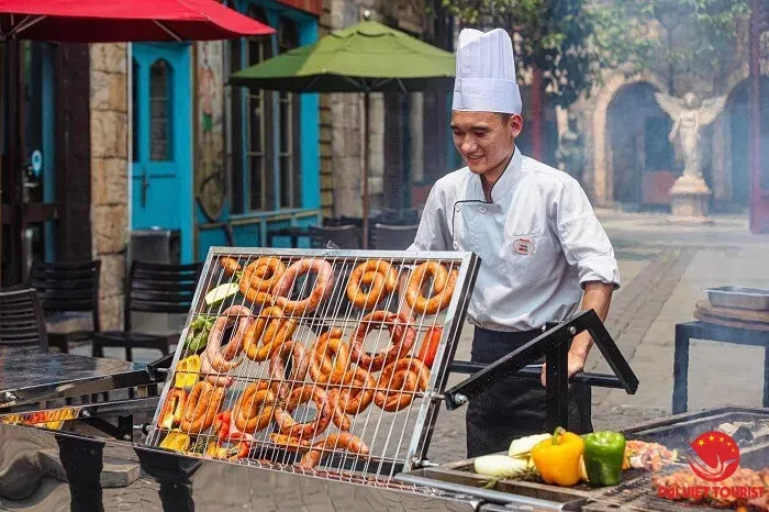 Nhân viên túc trực tại cổng soát vé để hướng dẫn du khách thực hiện đúng quy định