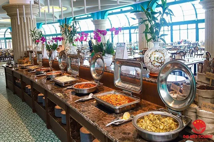 Buffet đa dạng là một phần không thể thiếu trong các tour du lịch Bà Nà trọn gói