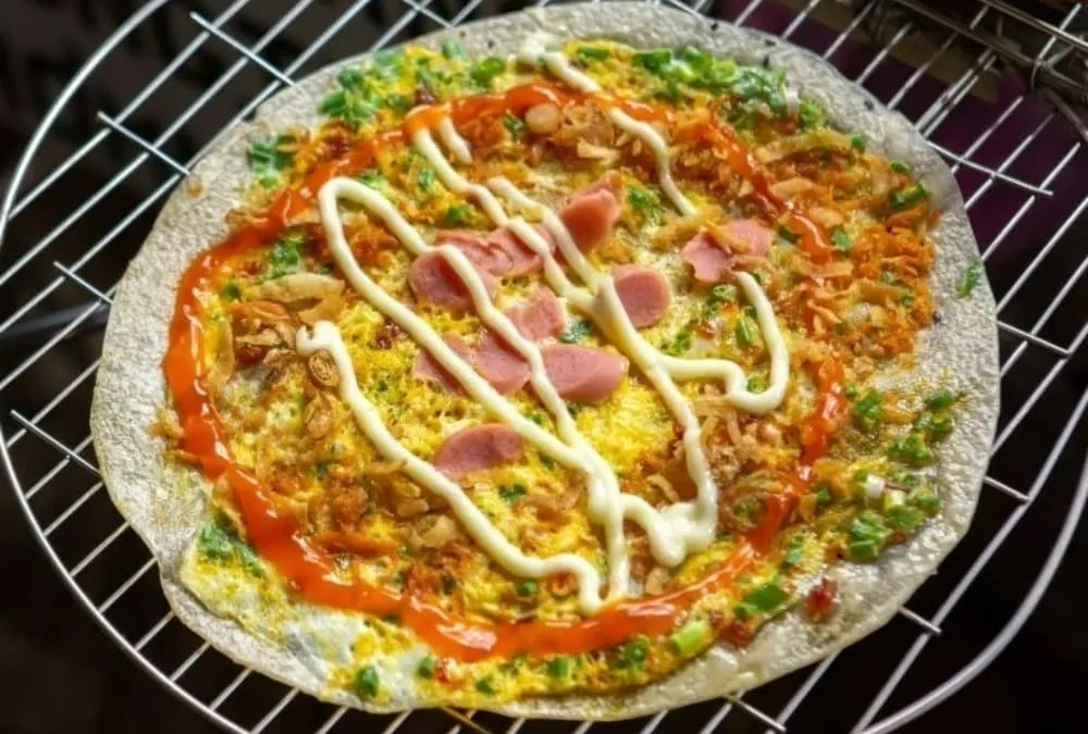 Bánh tráng nướng với topping xúc xích và trứng cút thơm phức
