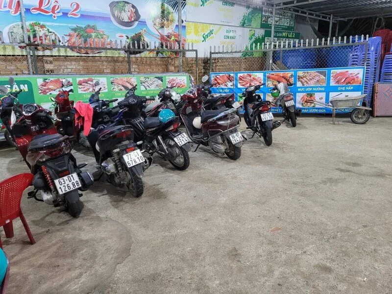 Bãi đậu xe tiện lợi cho khách hàng tại quán hải sản Mỹ Lệ 2