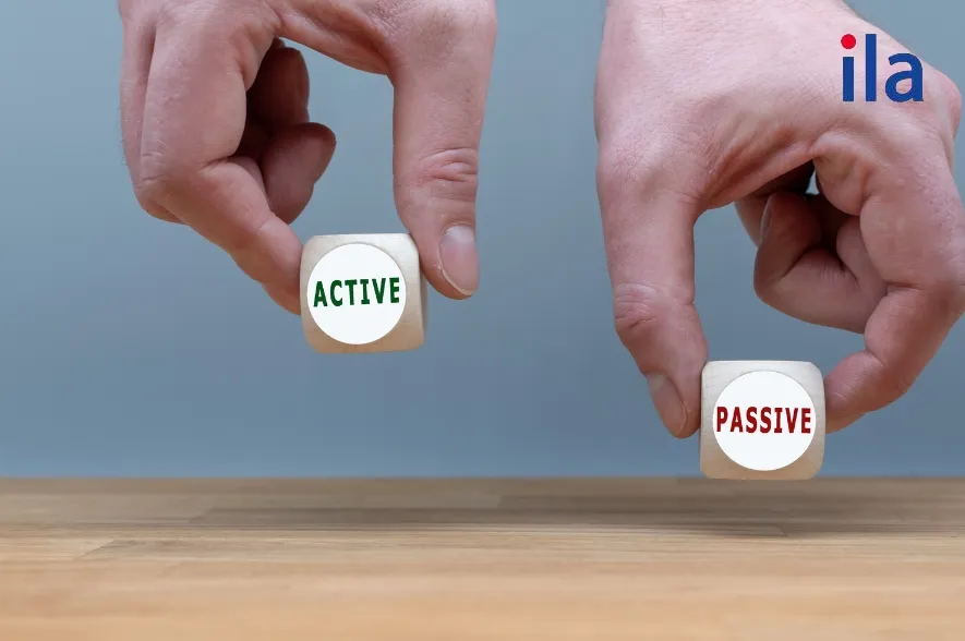 Học sinh lớp 9 đang làm bài tập viết lại câu tiếng Anh