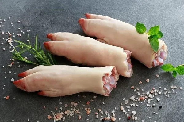 Bạn nên mua giò chân sau vì có thịt nhiều hơn