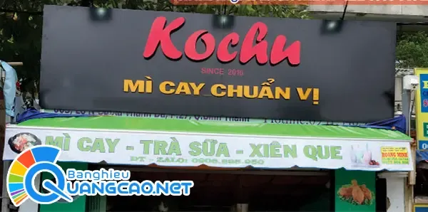 Bảng hiệu quán ăn vặt với màu sắc bắt mắt