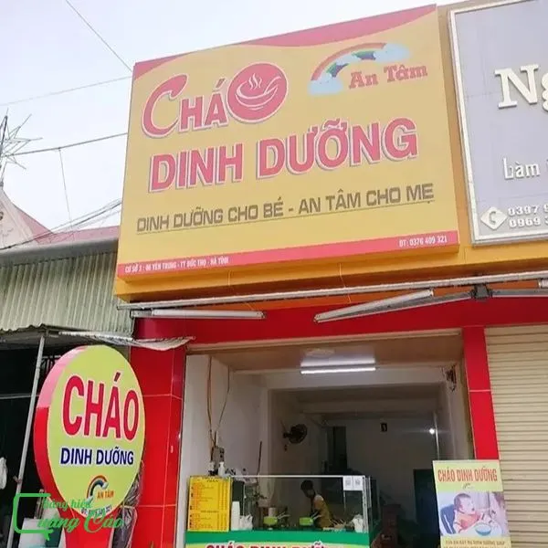 Sự kết hợp giữa nội dung chữ và hình ảnh cháo dinh dưỡng trên biển hiệu hiflex