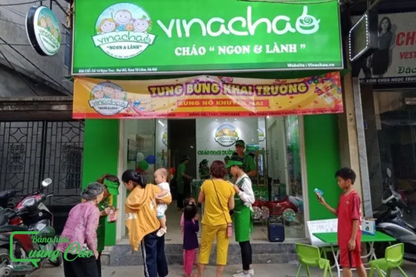 Cửa hàng Vinachao sử dụng hình ảnh cháo dinh dưỡng chuyên nghiệp trên mặt tiền