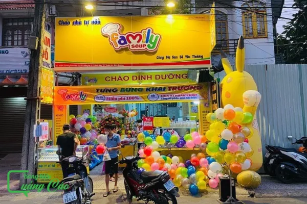 Bảng hiệu Family hiển thị hình ảnh cháo dinh dưỡng sinh động và gần gũi