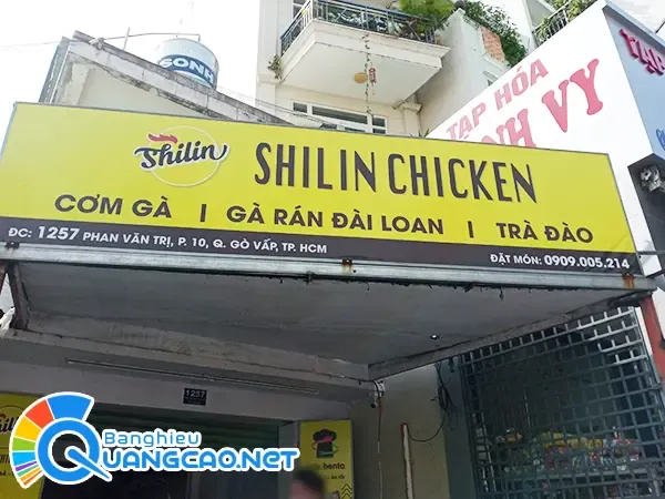 bảng hiệu quán gà rán