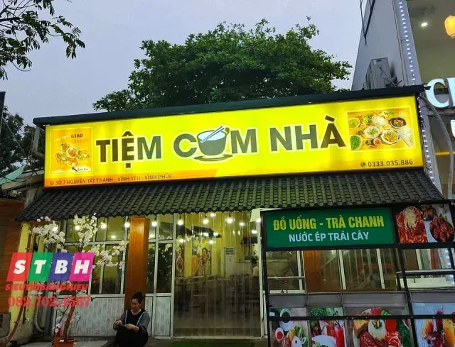 Bảng hiệu quán cơm đẹp tạo điểm nhấn
