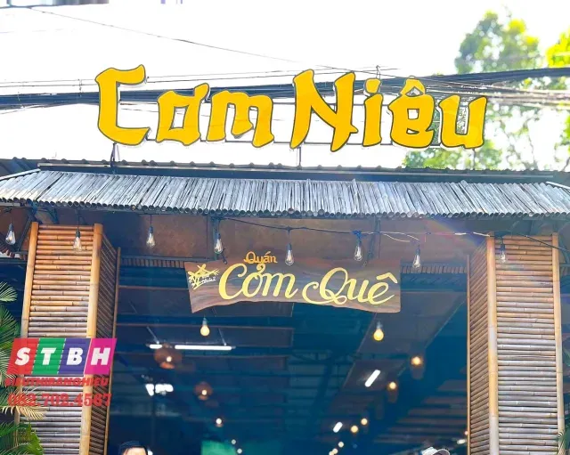 Bảng hiệu quán cơm đẹp gọn gàng rõ ràng