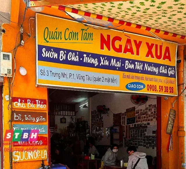 Bảng hiệu quán cơm nhỏ
