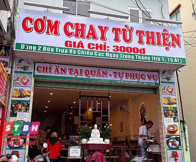 Bảng hiệu quán cơm đẹp tạo ấn tượng ban đầu