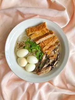 Món bánh canh cá nục truyền thống với nước dùng trong và sợi bột gạo dai