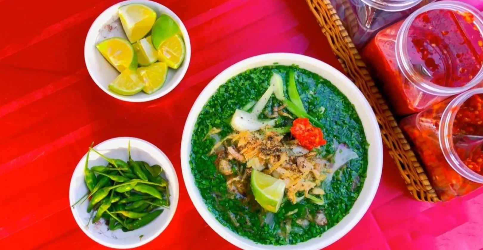 Sợi bánh canh dai, dẻo kết hợp cùng hải sản tươi và mùi thơm hẹ đặc trưng