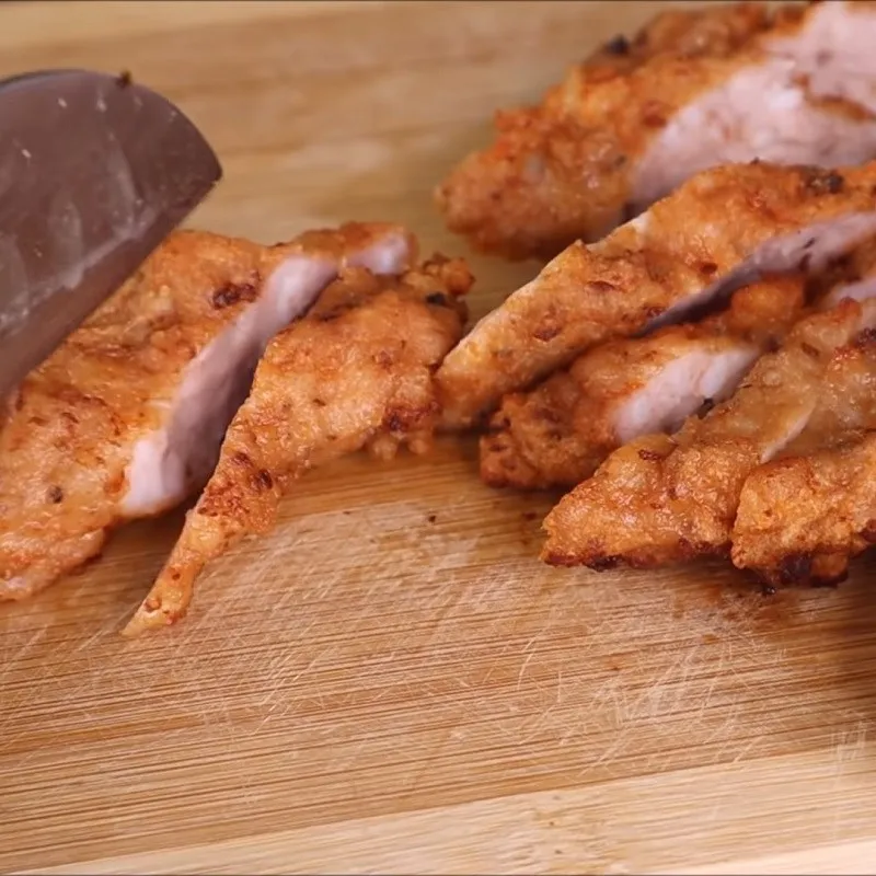 Chả tôm thịt được chiên vàng đều, tạo độ giòn bên ngoài và dai bên trong