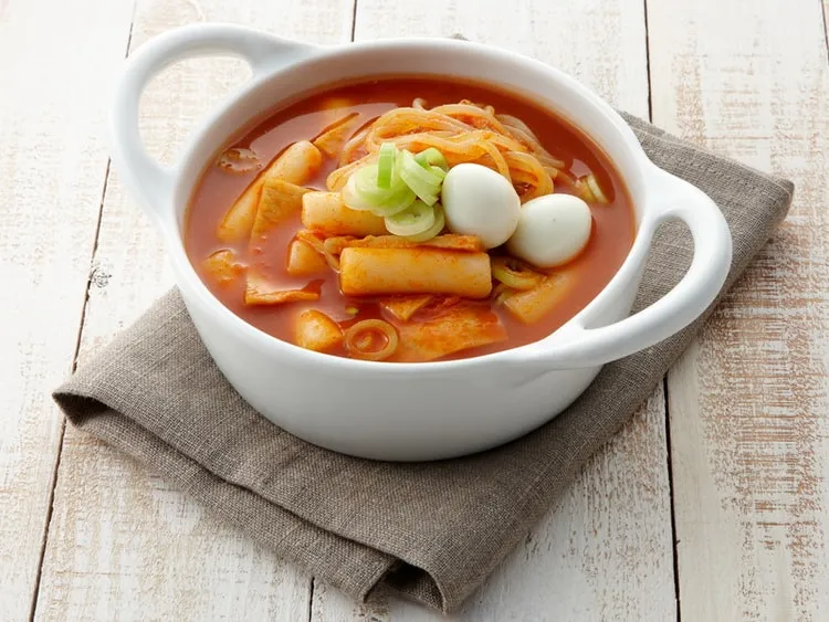 Hình ảnh bánh gạo hàn quốc nấu súp cay nóng hổi