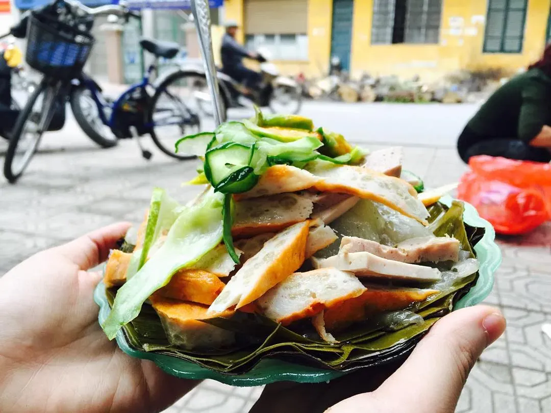 Bánh giò nóng hổi bọc lá chuối, món ăn vặt ngon Hà Nội