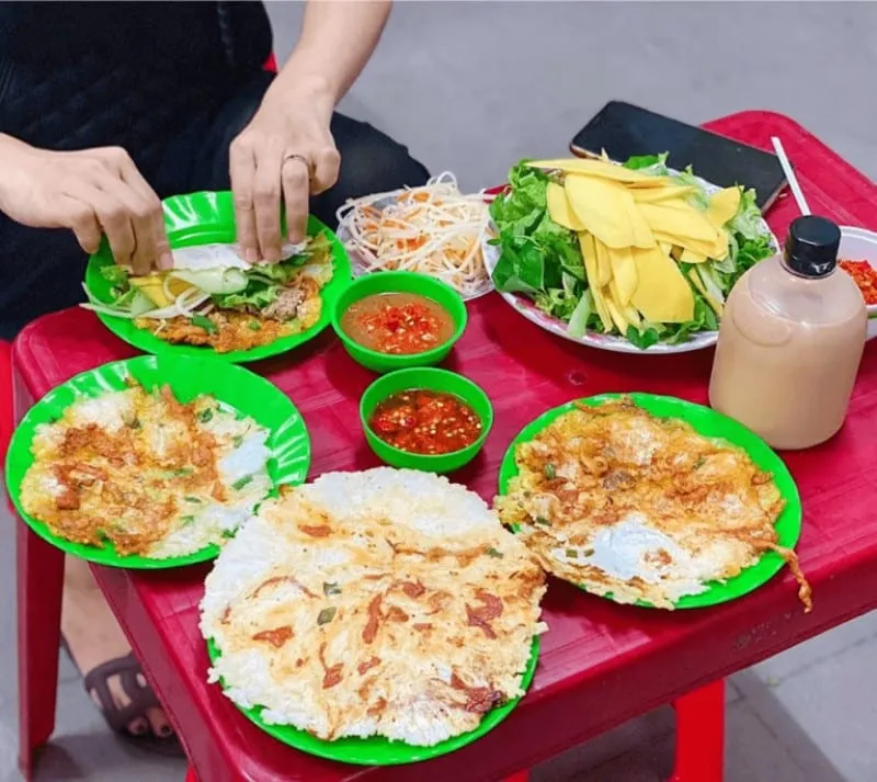 Quán Cô Châu với quầy bánh nhỏ nhưng đầy đủ các loại bánh Huế truyền thống