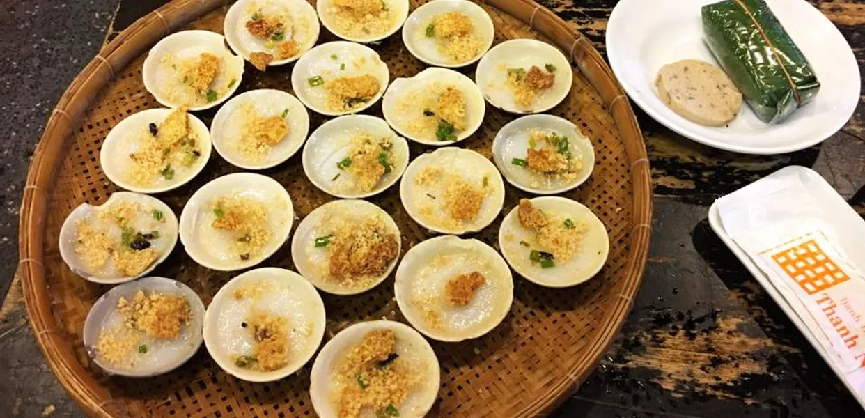 Bánh bèo Thanh Nga với đĩa thập cẩm đầy đủ các loại bánh Huế truyền thống