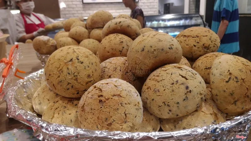 Bánh mì mè đen Hàn Quốc với lớp vỏ giòn và ruột dẻo thơm đặc trưng