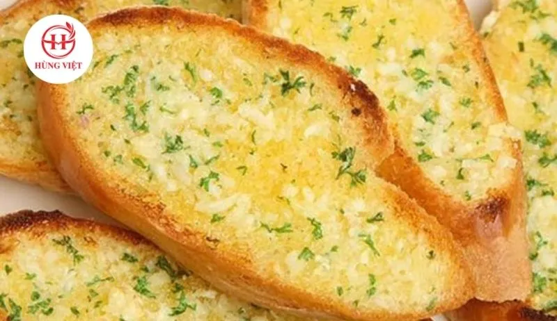 Bánh mì bơ tỏi ăn kèm đồ nướng