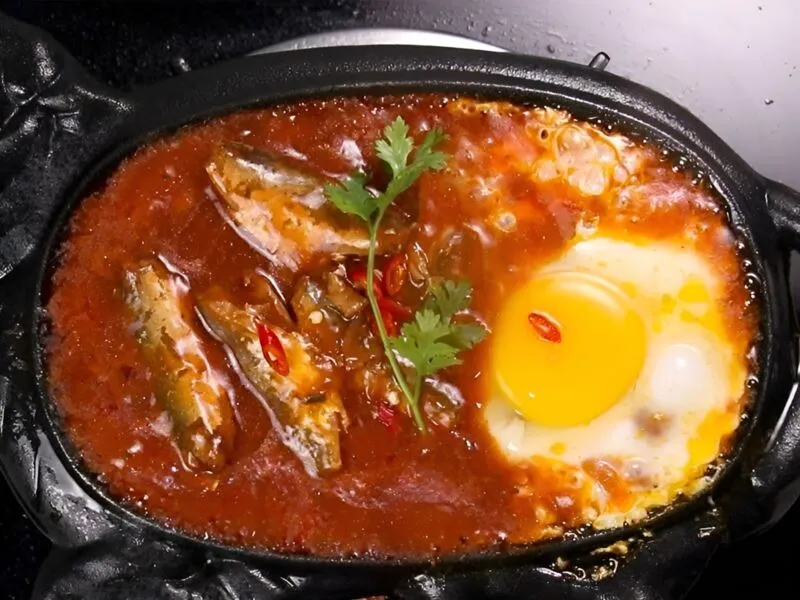 Bánh mì cá mòi trứng ốp la