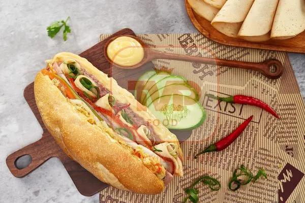Một chiếc bánh mì pate nóng hổi, giòn rụm, kẹp đầy pate béo ngậy cùng các loại rau củ tươi ngon.