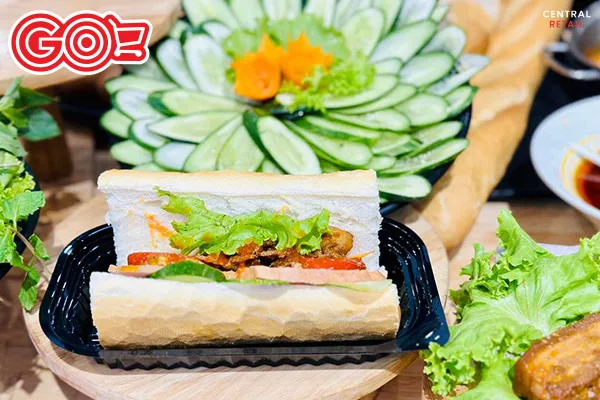 Bánh mì thịt nướng giòn rụm được bày bán tại siêu thị