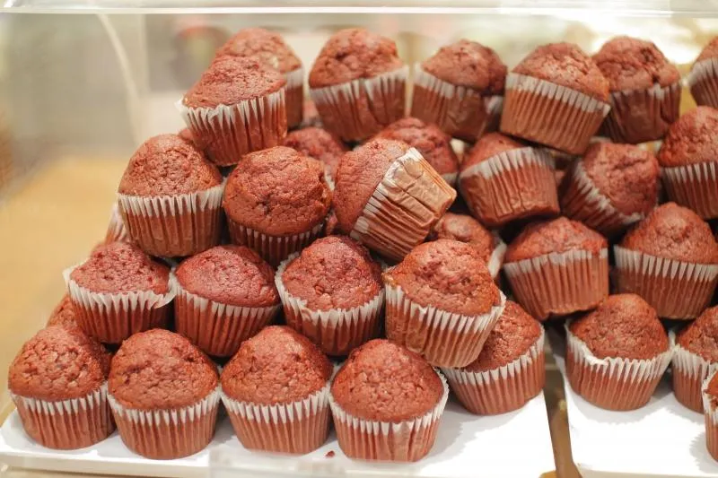 Bánh Muffin Red Velvet với màu đỏ sang trọng và lớp kem phô mai béo ngậy