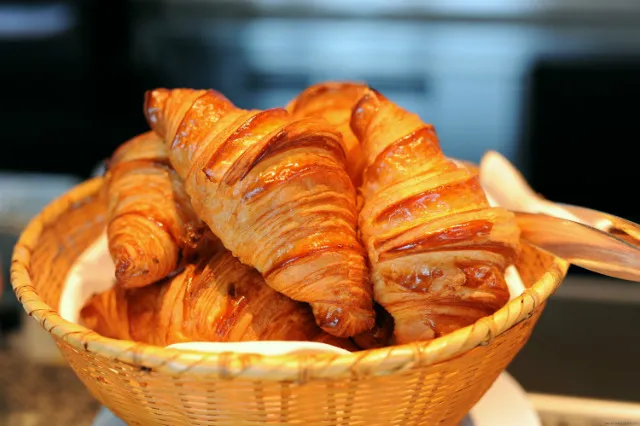 Bánh sừng bò Croissant với lớp vỏ vàng ươm và kết cấu ngàn lớp giòn tan