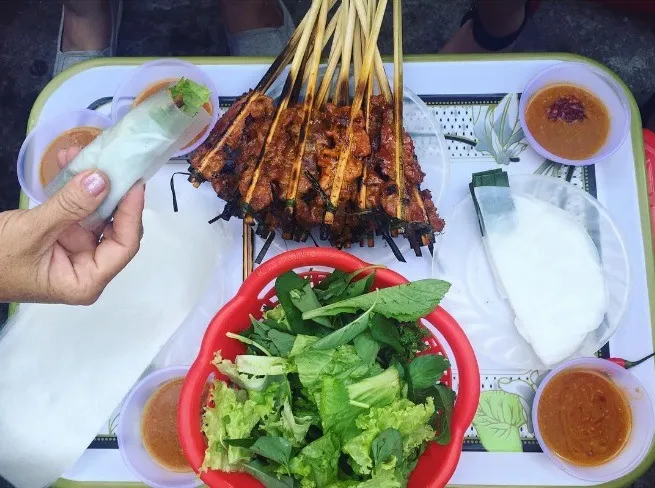 Mâm bánh tráng cuốn thịt nướng đầy đủ bản sắc văn hóa Việt.