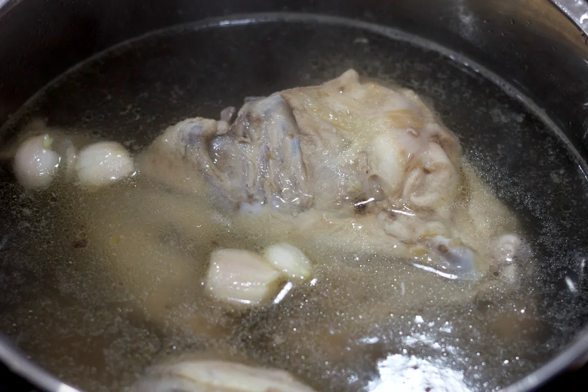 Cách ninh sườn non và thịt bò lấy nước dùng ngọt thanh