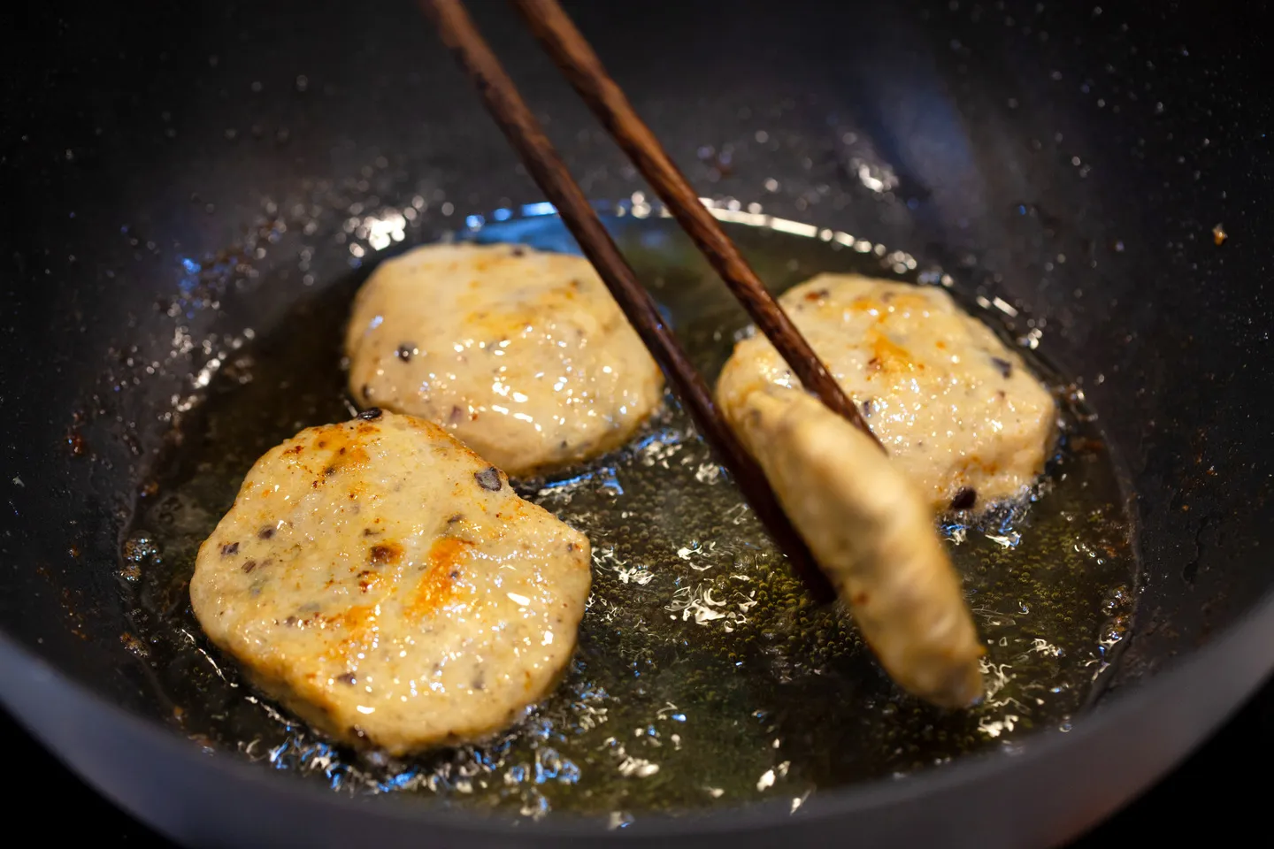 Chả cá rán vàng thái miếng vừa ăn cho món bánh đa