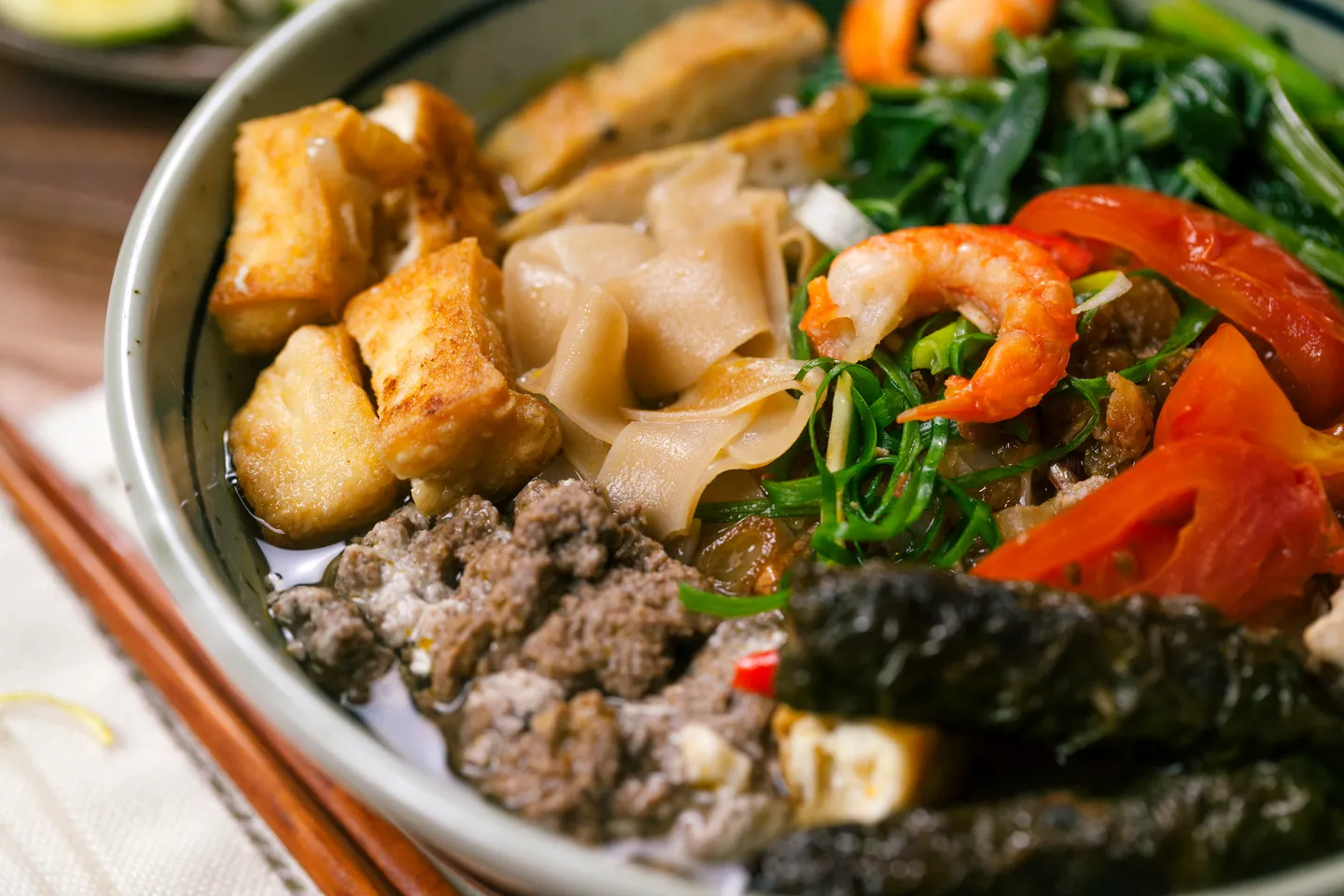 Hoàn thiện bát bánh đa cua thịt bò đầy đủ topping