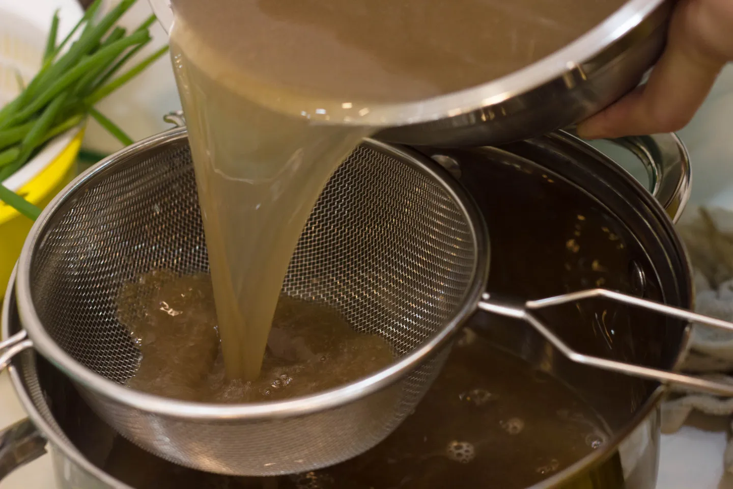 Kỹ thuật lọc thịt cua đồng thủ công lấy tinh chất