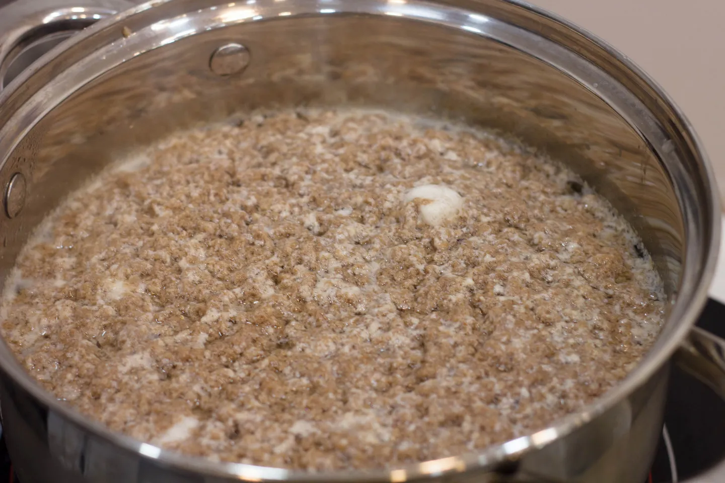 Quá trình đun riêu cua để tạo thành mảng gạch dày